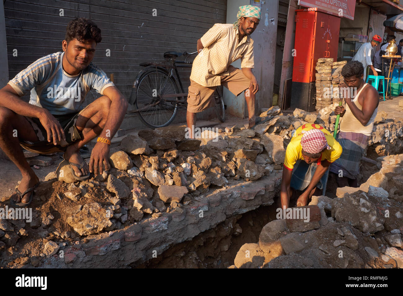In den reichen Bereich der Girgaum, in der Nähe von Chowpatty Beach, Mumbai, Indien, Arbeiter benutzen die grundlegenden Tools öffnen Sie den Fußweg zu zerreißen & neue Wasserleitungen verlegen Stockfoto