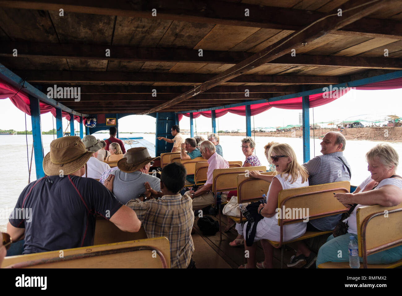 Westliche Touristen Einstellung weg auf einem traditionellen Boot Reise nach Kampong Phluk schwimmenden Dorf in den Tonle Sap See Gestelzt. Provinz Siem Reap, Kambodscha Stockfoto