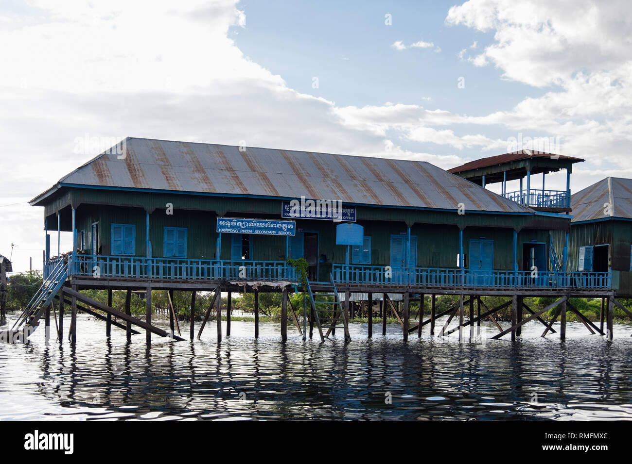 Gemeinschaft Fischereierzeugnisse Büro- und Sekundarschule auf Stelzen in schwimmenden Dorf in den Tonle Sap See. Kampong Phluk, Provinz Siem Reap, Kambodscha, Asien Stockfoto