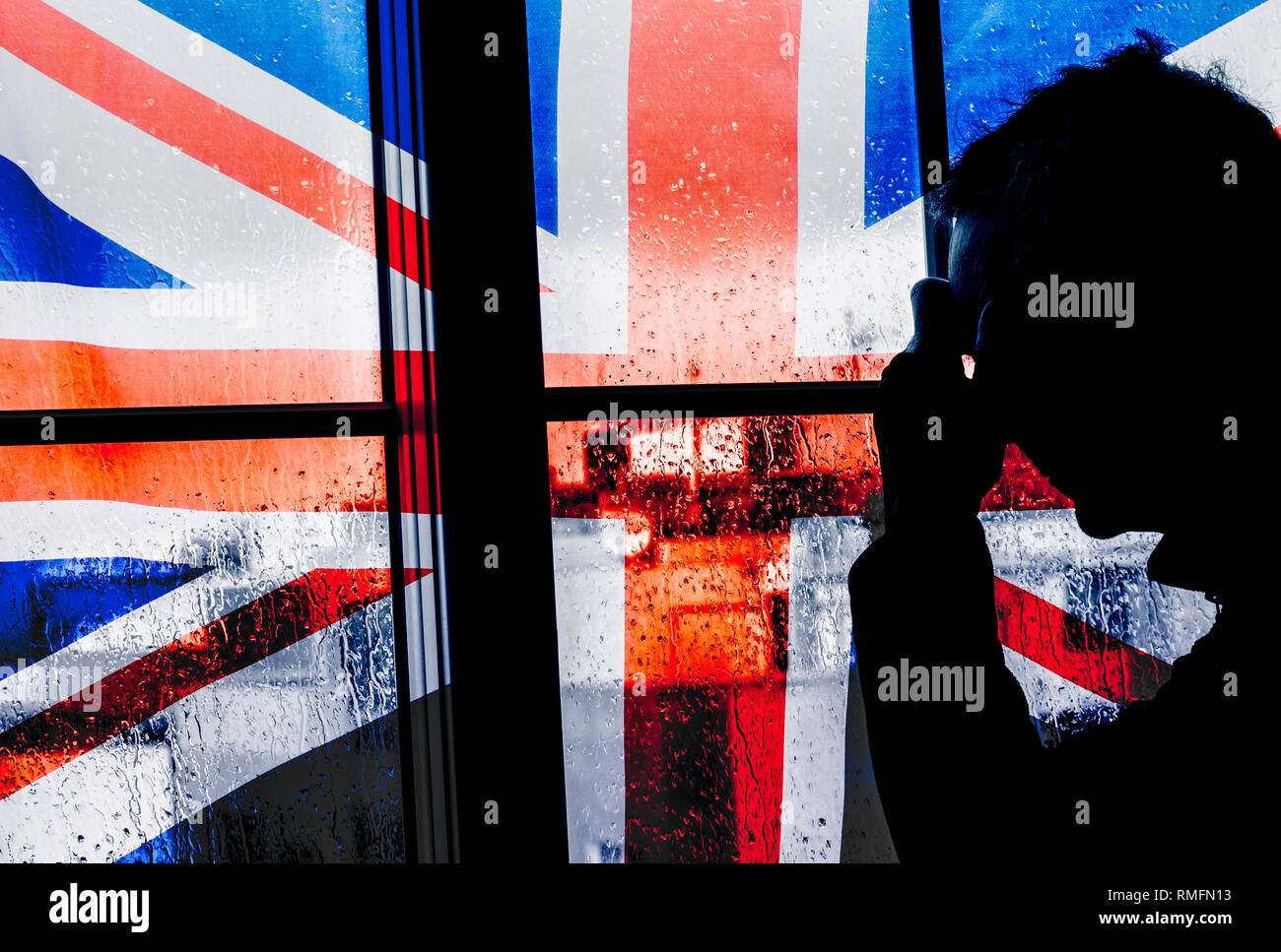 Mann mit Hand am Kopf in der Nähe des Fensters an einem regnerischen Tag mit britischer Flagge. Konzeptbild für Depressionen, Depressionen bei Männern, psychische Gesundheit, Selbstmord bei Männern, PTBS... Stockfoto