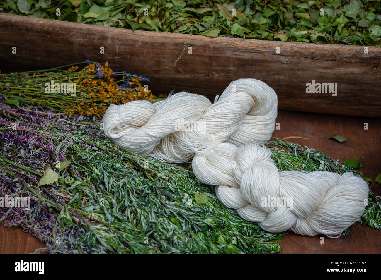 Weißes Garn, trockene Blumen und Gras im Hintergrund am Landhaus - Bild Stockfoto
