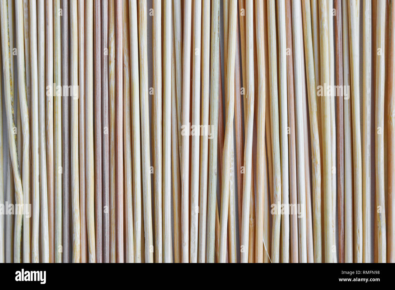 Bambus Spiee zum Braten von Fleisch und Fisch. Die Textur der  Holzstbchen. Holz Hintergrund Konzept Stockfotografie - Alamy