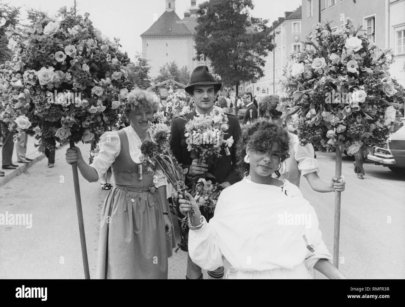 Gärtner zeigen Blütenpracht während der jährlichen Parade durch das Zentrum von München anlässlich des Tages des Gärtner und der 116. Jahrestag der München Gärtner Association. Stockfoto