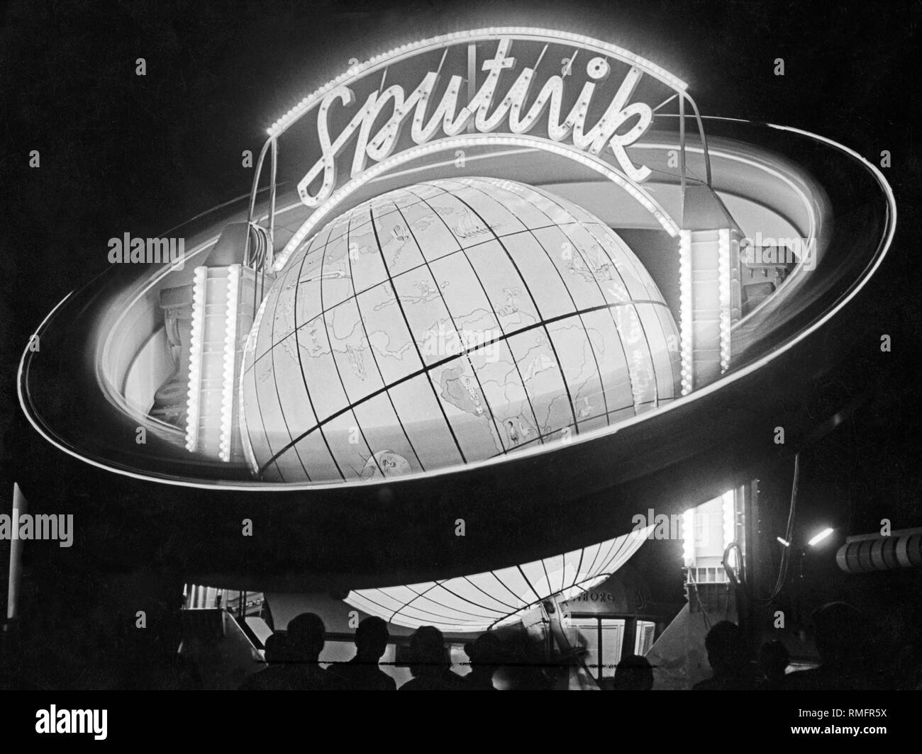 Die Sputnik Verrücktheit auch erreichte die Show business in 1958. Ein Modell des russischen Satelliten Sputnik 1 war auf dem Oktoberfest in München, 1958 ausgestellt. Stockfoto
