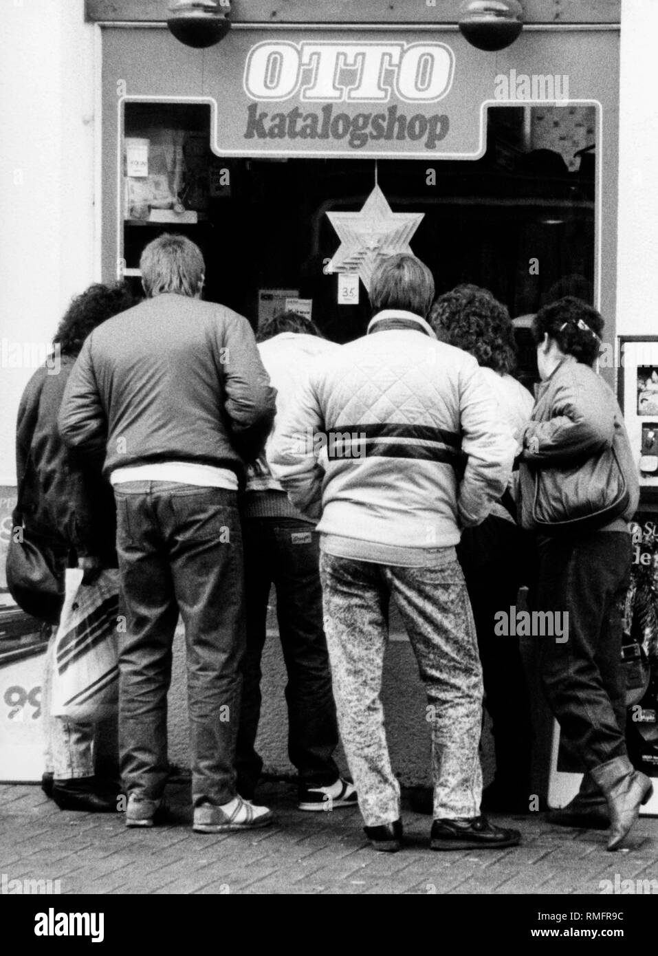 Ddr-Bürger sind nach der Öffnung der Grenze vor einem Otto Zweig im Südharz. Die reisefreiheit von November 1989, Geld, Politik, Deutschland 1949-1990, DDR Stockfoto