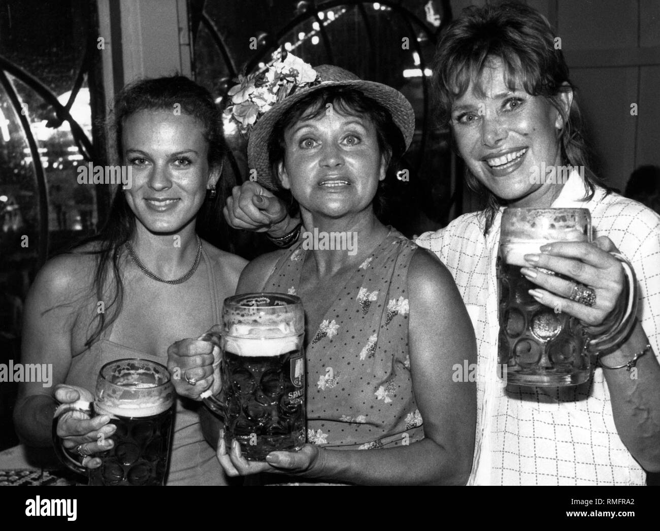 Die Schauspielerinnen (von links nach rechts) Andrea L'ARRONGE, Lis Verhoeven und Kai Fischer am "Oktoberfest" in München. Berühmte Besucher, Oktoberfest Stockfoto