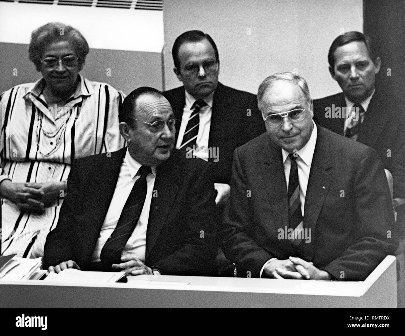 Die von der Regierung Bank im Deutschen Bundestag Links: Staatssekretär Lieselotte Berger, Bundesaußenminister Hans-Dietrich Genscher, Staatsminister im Kanzleramt Lutz Stavenhagen, Bundeskanzler Helmut Kohl und Leiter der Staatskanzlei Wolfgang Schaeuble. Stockfoto