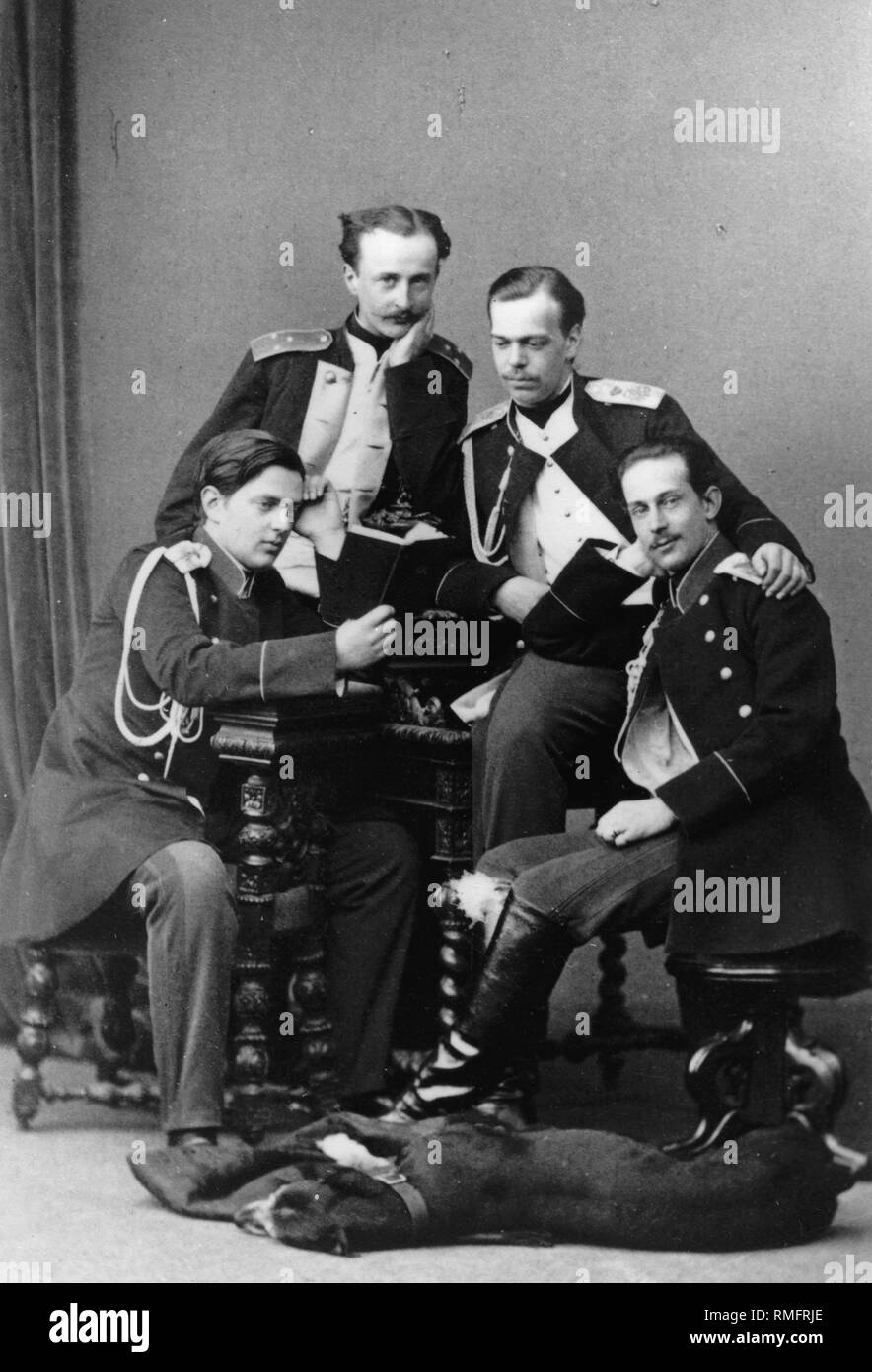 Grand Duke Alexander Alexandrovitch von Russland (1845-1894) mit seinem Bruder Wladimir Alexandrowitsch von Russland (1847-1909) und Cousine N. Albumin Foto Stockfoto