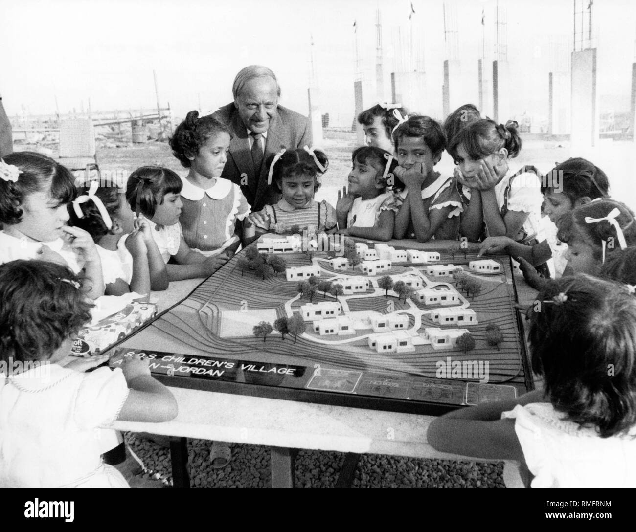 Hermann Gmeiner spricht mit jordanischen Waisen bei der Eröffnung des ersten SOS-Kinderdorfes in Jordanien. Stockfoto