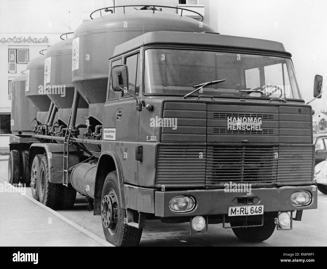 Ein Hanomag Henschel F221 mit speziellen Aufbauten für Futtermittel transportieren. Stockfoto