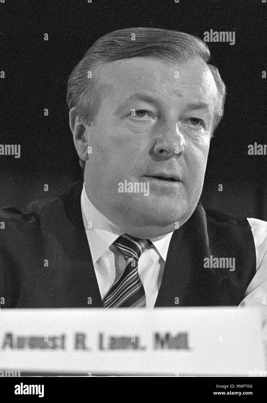 August Lang (26.02.1929 - 29.09.2004) Bayerische CSU-Politiker und Staatsminister im 43. CSU-Parteitag am 16.07. 1983 in München. Zwischen 1982 - 1986 war er Minister für Justiz in Bayern, zwischen 1976 - 1988 der Innenminister in Bayern zwischen 1988 und 1993 Minister für Wirtschaft in Bayern. Stockfoto