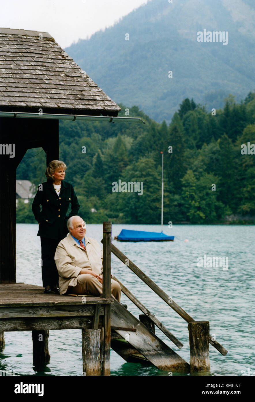 Der frühere deutsche Bundeskanzler Helmut Kohl (rechts) mit seiner Frau Hannelore am Wolfgangsee bei einem Urlaub in St. Gilgen am Wolfgangsee in Österreich. Stockfoto