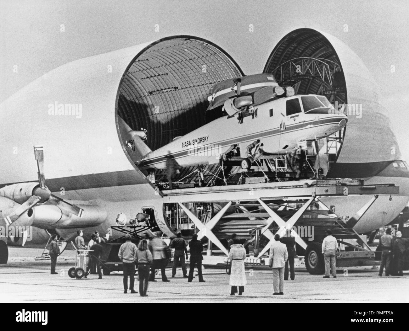 Eine Sikorsky S 72 entladen wird von einem Super Guppy Verkehrsmittel Flugzeug auf der Edwards Air Force Base. Stockfoto