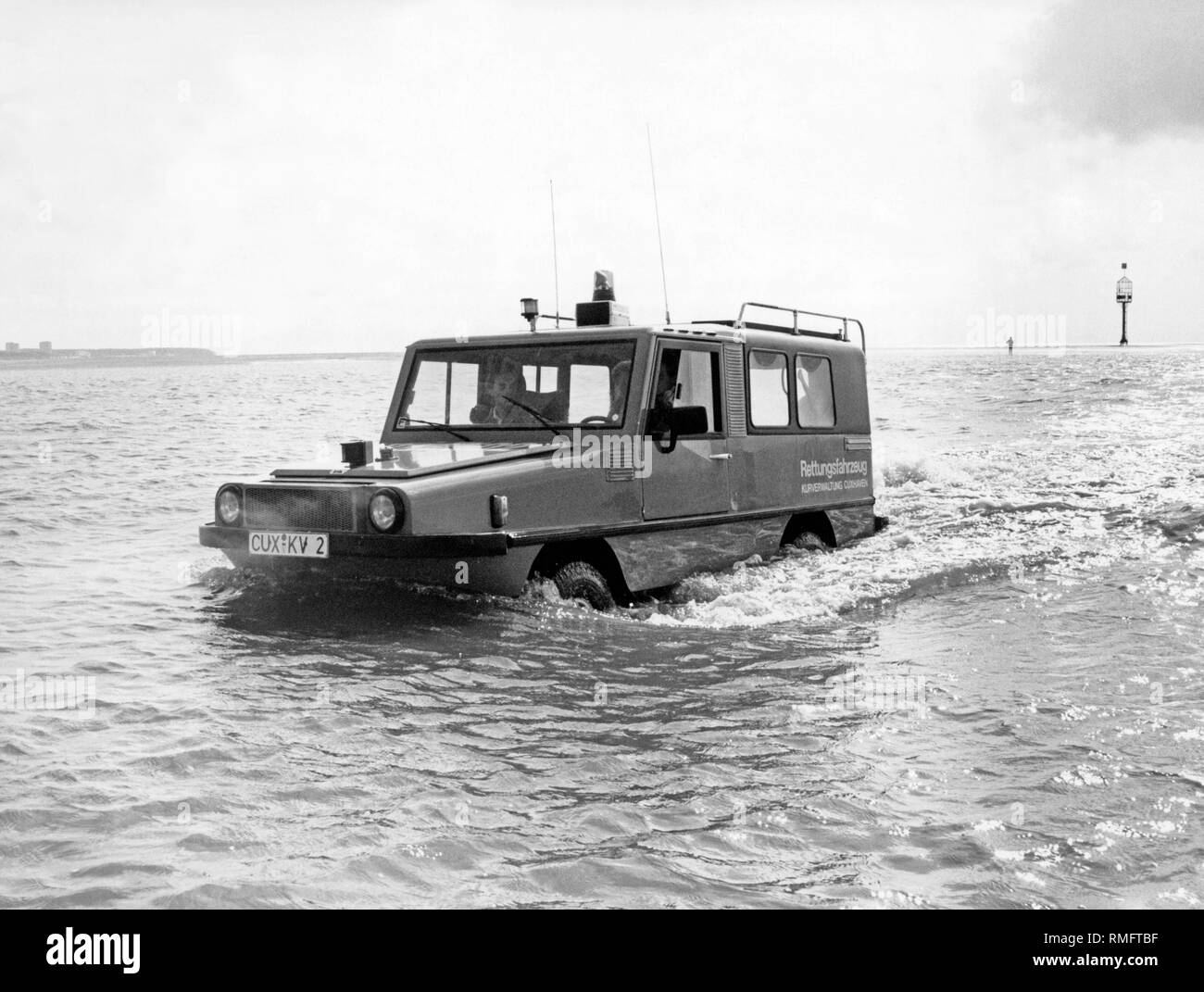 Ein Amphi Ranger auf der Nordsee bei Cuxhaven. Die Verwaltung eines Health Resort in Cuxhaven verwendet das amphibienfahrzeug Wasser Athleten in der Mühe zu retten. Die Amphi Ranger war zwischen 1985 und 1995 gebaut. Stockfoto