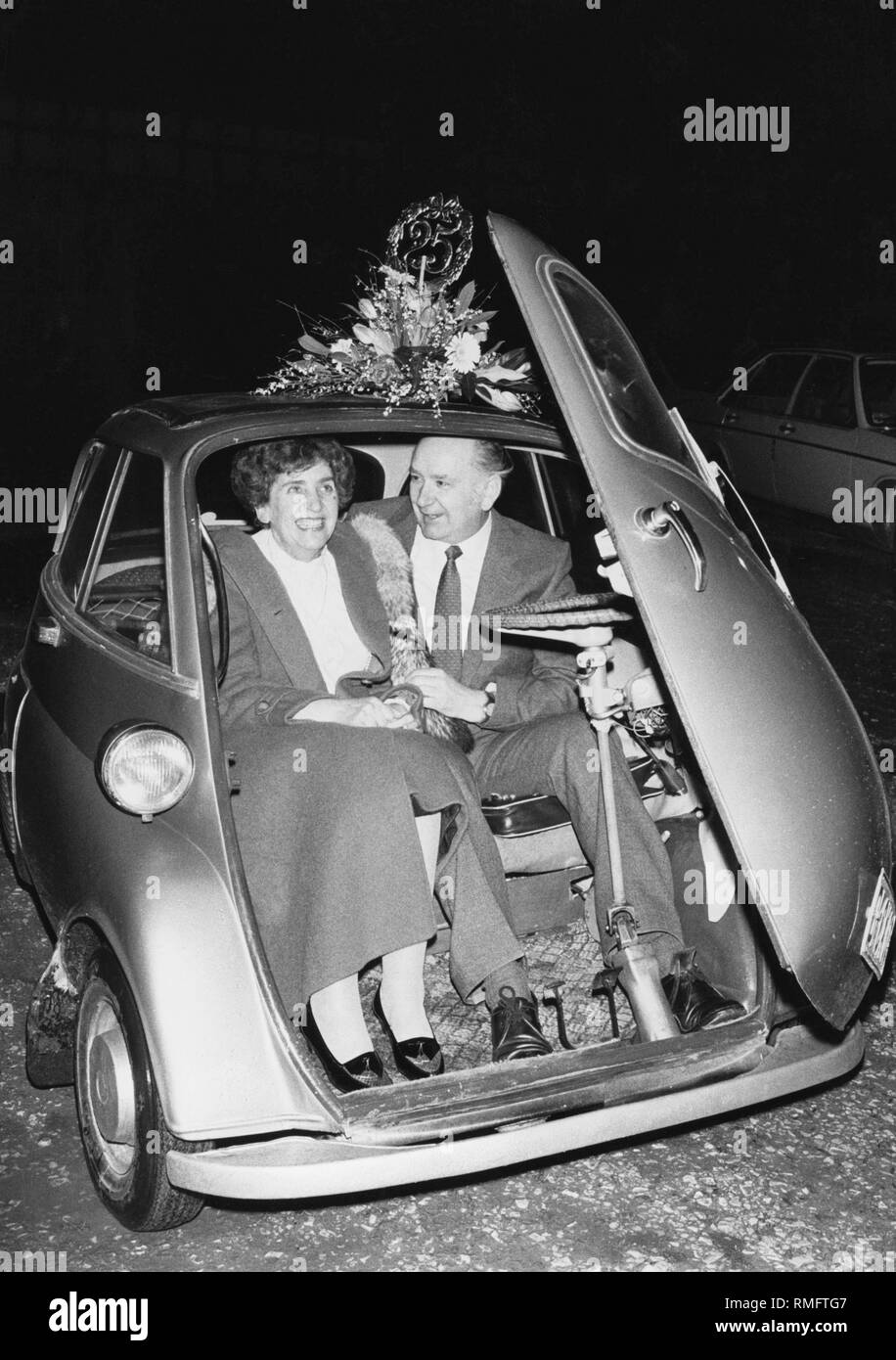 Das ehepaar Ingrid und Erich Schaefer in einem BMW Isetta. Das Auto war ein Geschenk der Mitarbeiter von Erich Schaefer des Unternehmens von elektroinstallateuren anlässlich seines 25-jährigen Jubiläum. Stockfoto