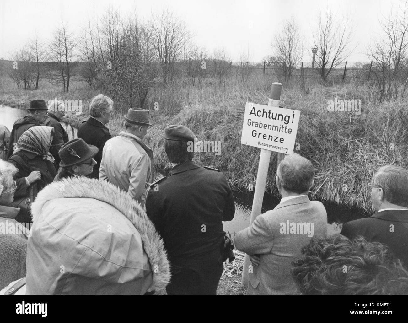 Leute, die vor der Grenze mit der DDR in der Nähe von Ratzeburg (Schleswig-Holstein). Stockfoto
