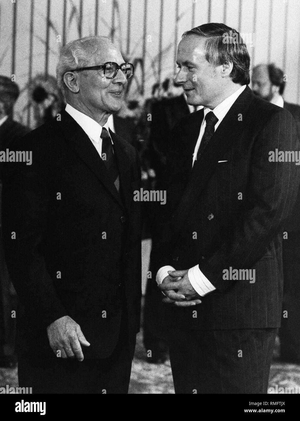 Erich Honecker in einem Gespräch mit dem Saarländischen Ministerpräsidenten Oskar Lafontaine. Stockfoto