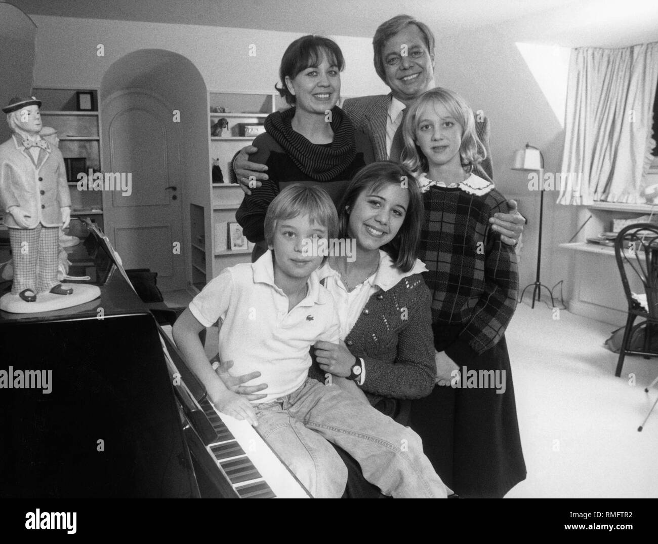 Peter Ruehmann, der Sohn von Schauspieler Heinz Ruehmann (rechts) und seine Familie. Stockfoto