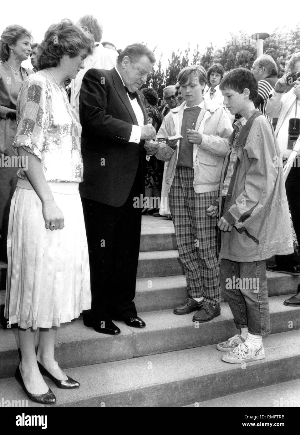 Bayerischen Ministerpräsidenten Franz Josef Strauss Autogramme für Kinder vor der Eröffnung der Bayreuther Festspiele mit der Oper "Tristan und Isolde" von Richard Wagner. Auf der linken Seite, seine Tochter Monika Hohlmeier. Stockfoto