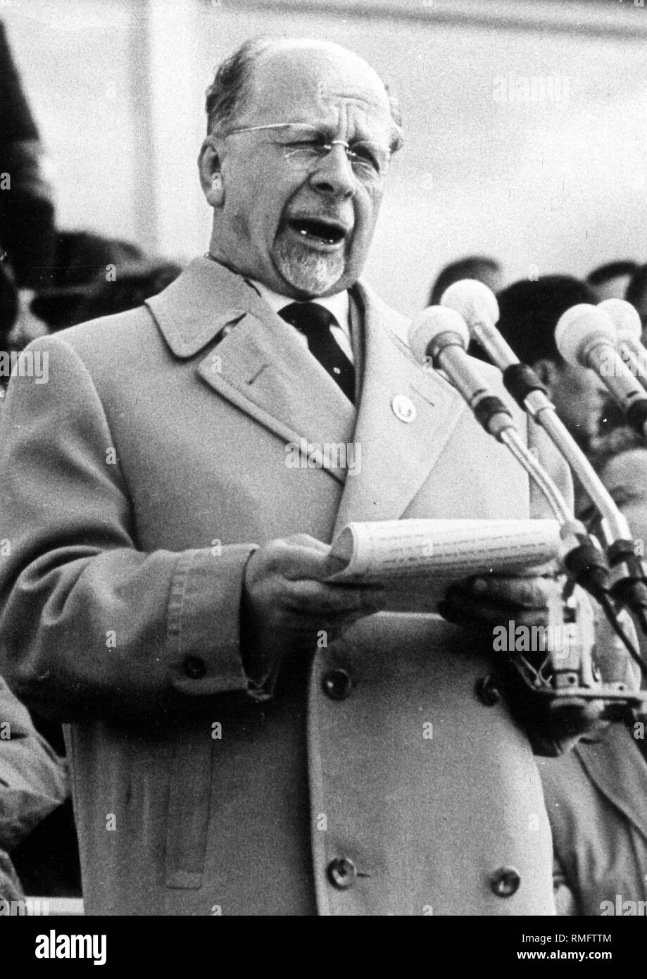 Walter Ulbricht, Partei- und Staatschef der DDR in einer Rede bei der Eröffnung der Pfingsttreffen der FDJ in der 'Walter Ulbricht Stadion", Mai 1964 in Ost-Berlin. Stockfoto