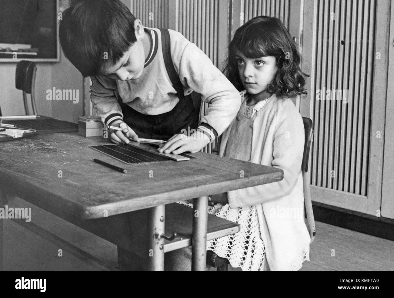 Kinder mit Migrationshintergrund in der Schule. Undatiertes Foto, Anfang der 1970er Jahre. Stockfoto