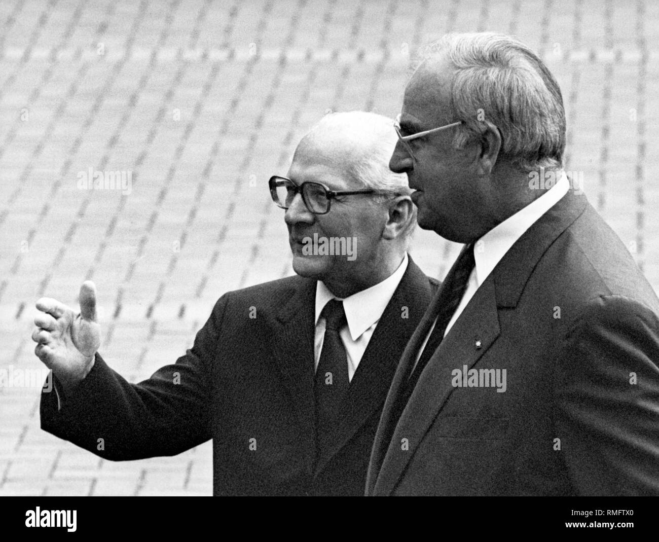 Ddr-Vorsitzender Erich Honecker bei einem Besuch in der Bundesrepublik Deutschland zusammen mit Bundeskanzler Helmut Kohl. Stockfoto
