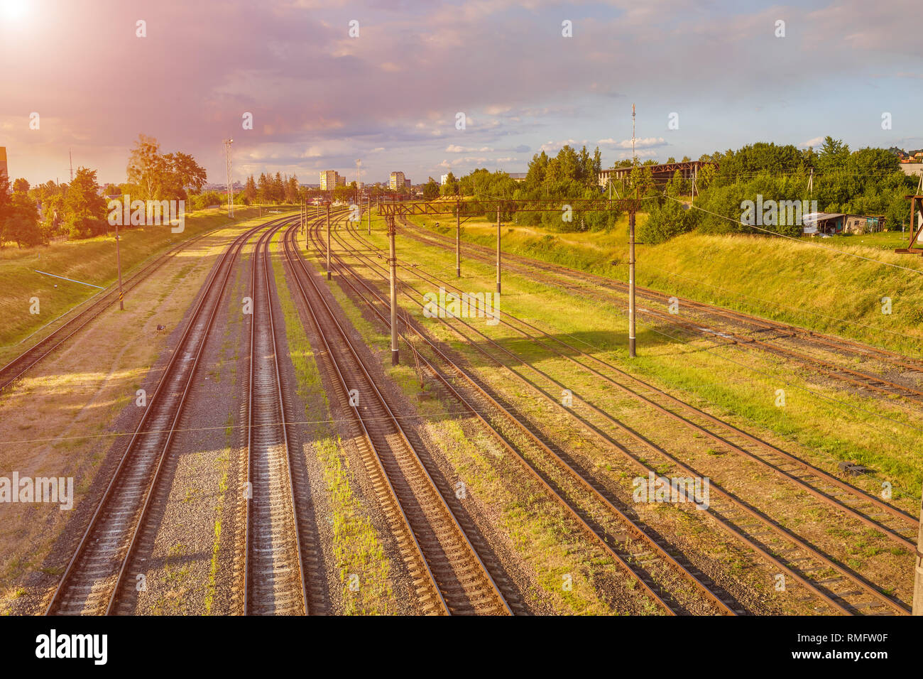 Luftaufnahme auf Schienen gegen schönen Himmel bei Sonnenuntergang. Gütertransporte. Reisen Hintergrund Stockfoto