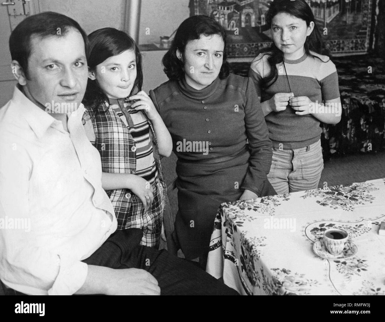 Die eingewanderten türkischen Familie Aslan vor Ihren festlich gedeckten Tisch. Stockfoto