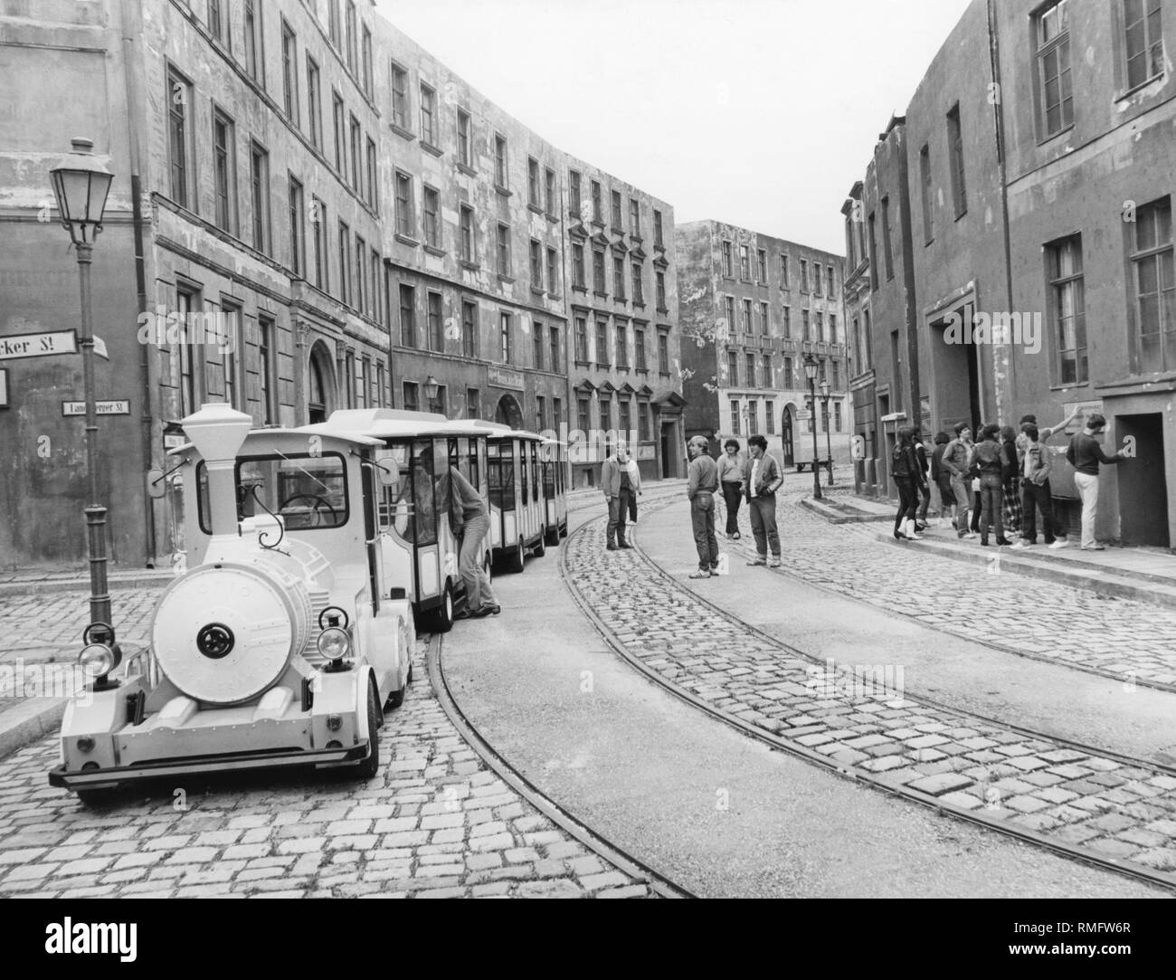Dieses Foto zeigt Besucher an der Bavaria Studios in Geiselgasteig, die filmstadt am südlichen Stadtrand von München. Hier wurden Filme wie "Cabaret" gefilmt, "die Schlange Ei', 'Lilli Marleen' oder 'Oh mein Liebster Harry". Die TV-Serie "Tatort" (Tatort) auch hier produziert wurde. Stockfoto
