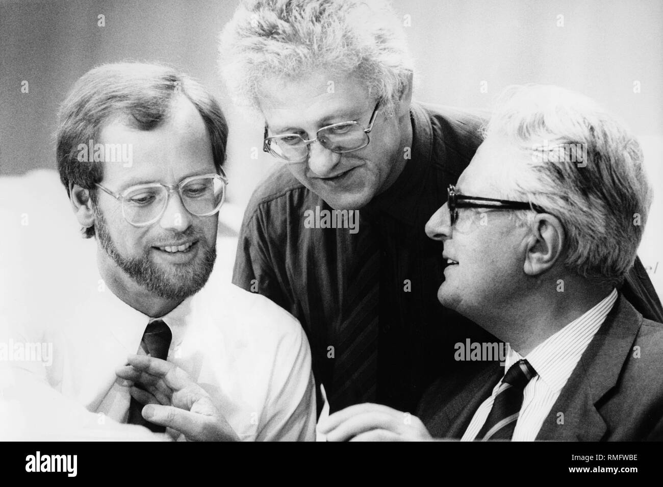 Rudolf Scharping, Karsten Voigt und Hans-Jochen Vogel (von links nach rechts) bei der Bundesparteitag der SPD zwischen 30,8 diskutieren. - 2.9.1988 in Münster. Stockfoto