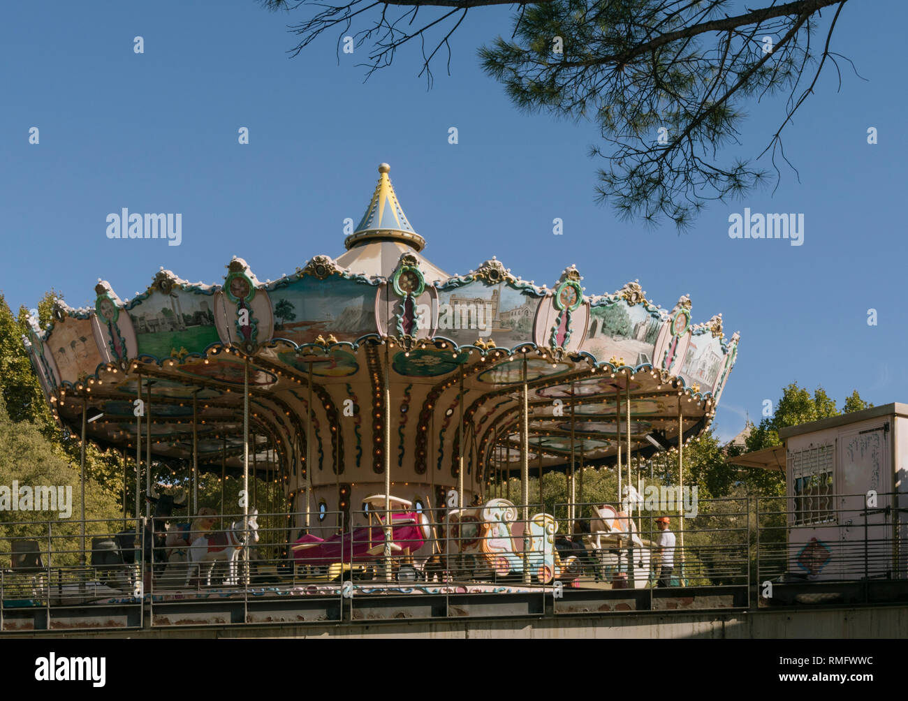 Die traditionell mit Holz Karussell ist Teil der Feria de riz Attraktionen in Arles in Südfrankreich Stockfoto