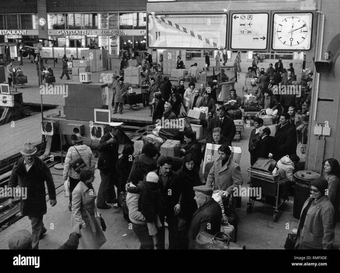 Masse auf Gleis 11 des Münchner Hauptbahnhof: unter den Reisenden sind italienische Arbeiter auf dem Weg zum Zug nach Italien. Stockfoto