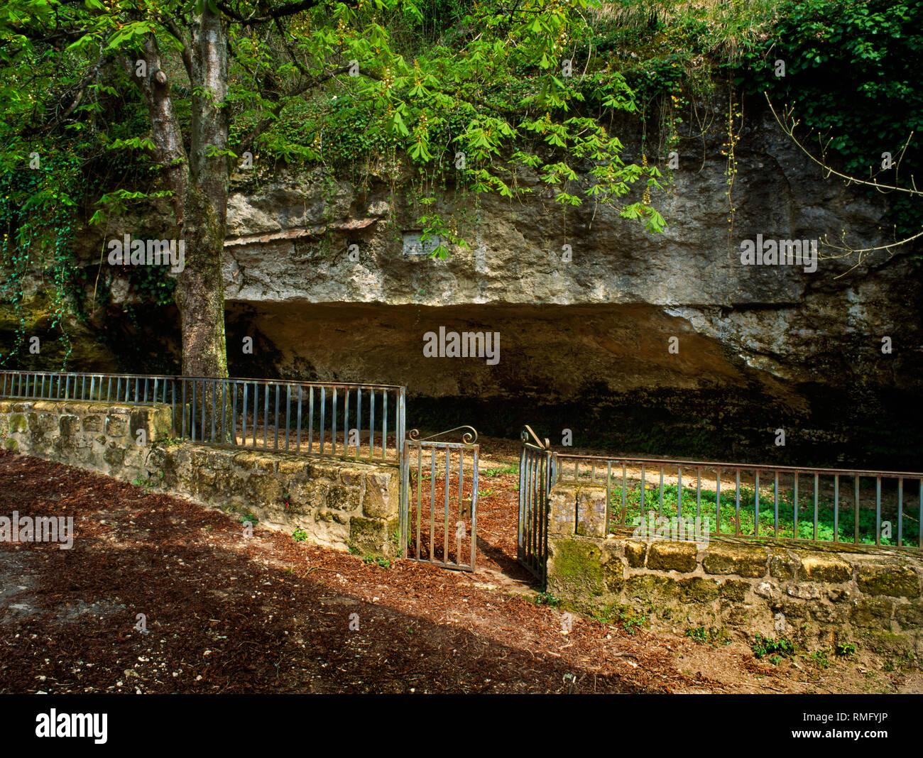 Rock-shelter (Abri de Cro-Magnon) bei Les Eyzies, Dordogne, Frankreich, wo im Jahr 1868 bleibt der frühesten Form des modernen Menschen in Europa gefunden wurden. Stockfoto