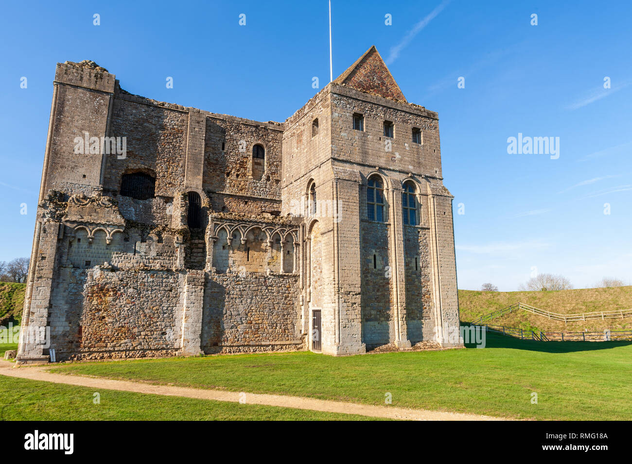 Schloss steigt eine zerstörte mittelalterliche Festung im Dorf Castle Rising in Norfolk, England. Es wurde gebaut, bald nach 1138 von William d'Aubigny Stockfoto