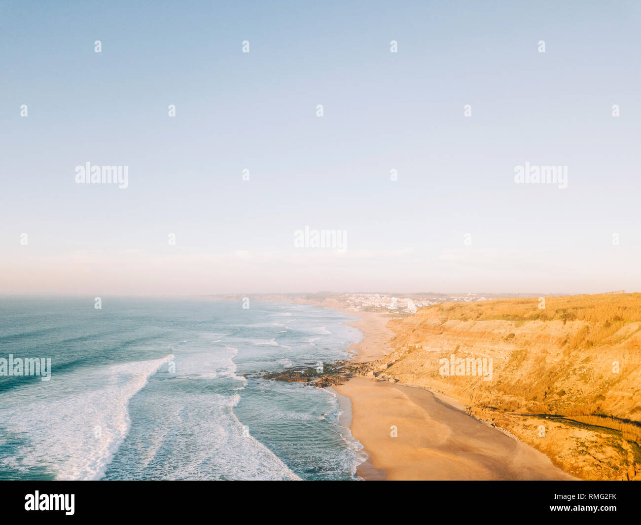 Schöne drone Blick auf Meer Wasser rollen auf sandige Küste an einem sonnigen Tag in atemberaubender Natur Stockfoto