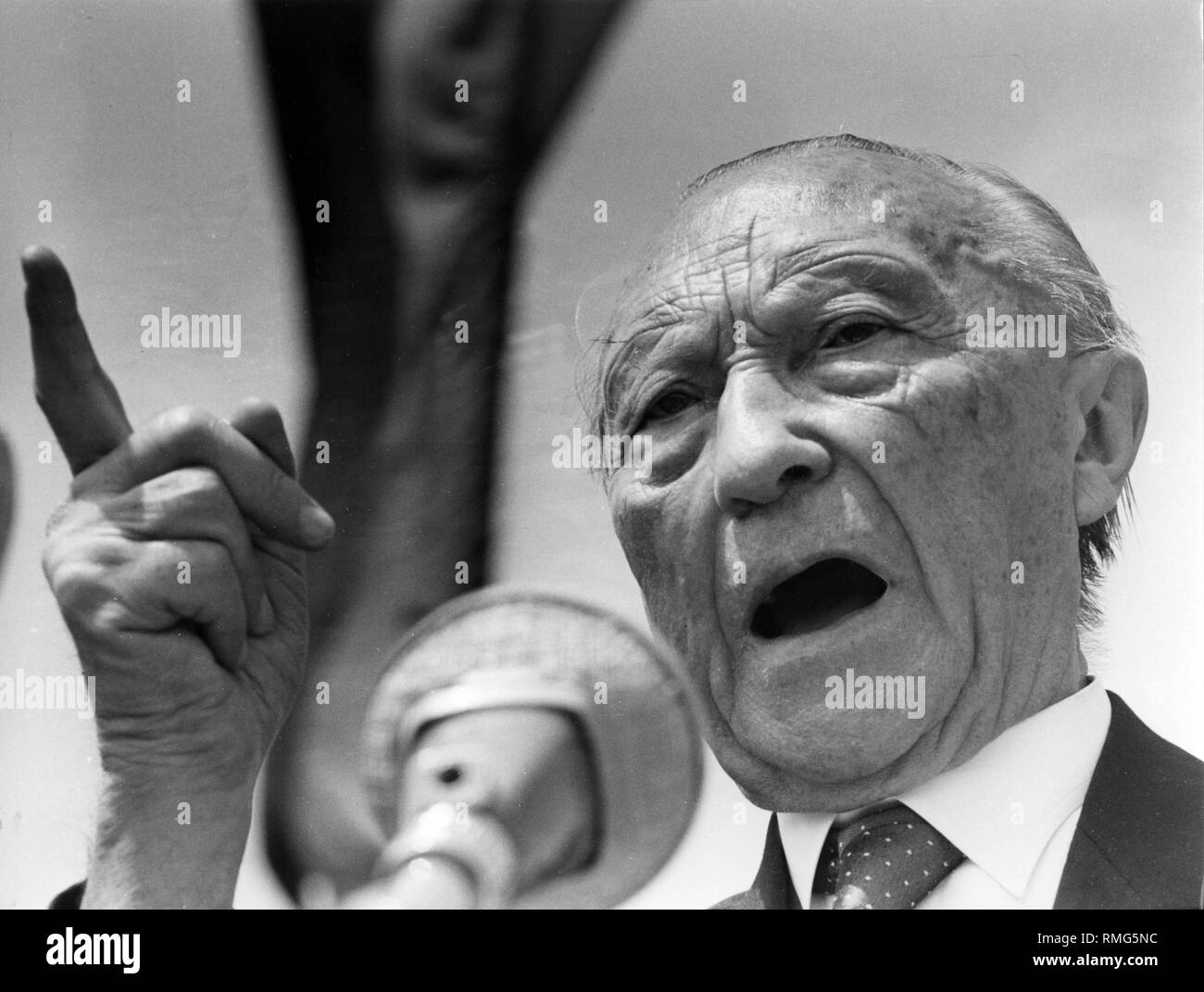 Konrad Adenauer gibt eine Rede. Stockfoto