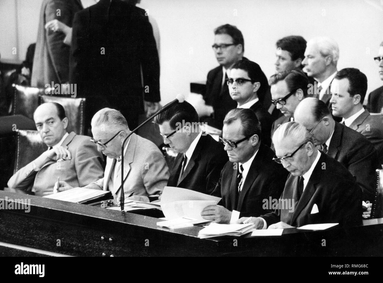 Die Regierung auf Bänken der Großen Koalition, sitzend von links nach rechts: Bundeskanzler Kurt Georg Kiesinger, Vizekanzler Willy Brandt, Innenminister Ernst Benda und Justizminister Gustav Heinemann. Die Lesung der Notstandsgesetze im Bundestag war an diesem Tag verhandelt. Die Notstandsgesetze, die Verfassung geändert und es wurde ein Ausnahmezustand Verfassung die Fähigkeit des Staates, in Krisensituationen zu gewährleisten. Die außerparlamentarische Opposition reagiert mit Protesten. Stockfoto