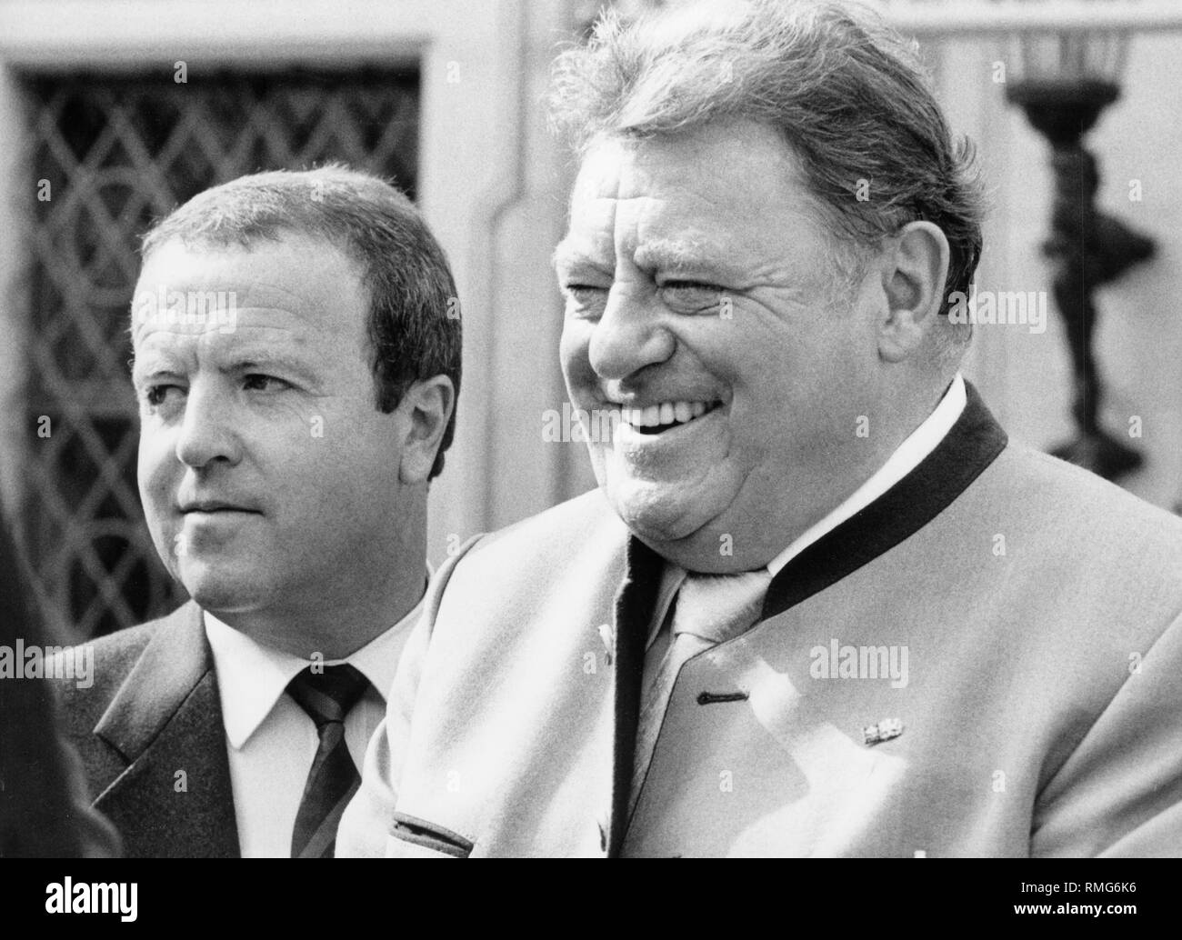 CSU-Generalsekretaer Gerold Tandler (links) und Franz Josef Strauß bei einer Veranstaltung feiert den 70. Geburtstag des Bayerischen Ministerpräsidenten. Stockfoto