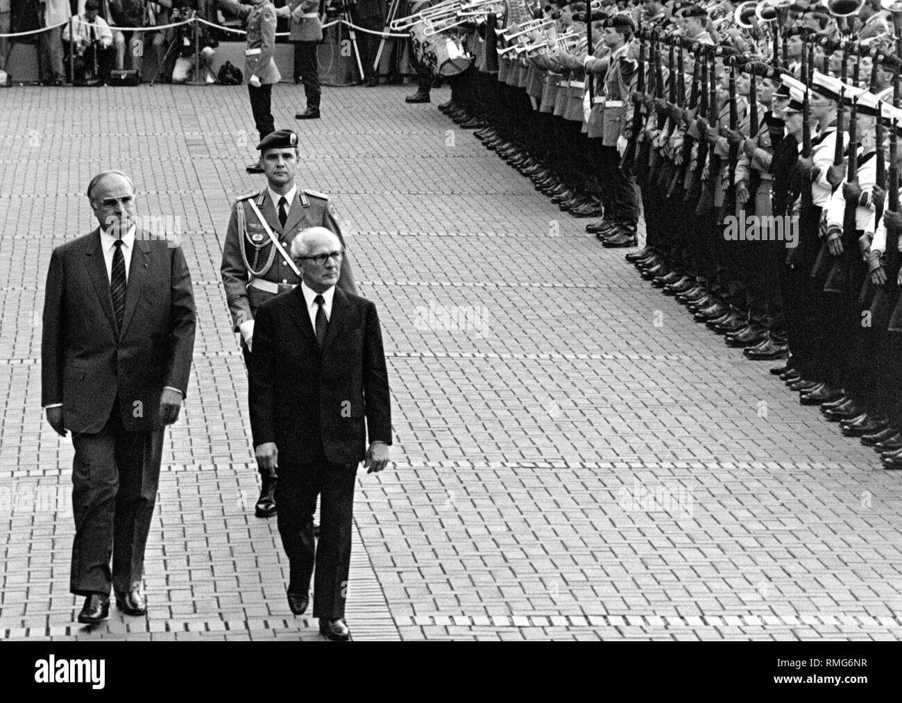 Bundeskanzler Helmut Kohl (links) und der DDR Staats- und Parteichef Erich Honecker Prüfen einer Ehrenwache der Bundeswehr. Stockfoto