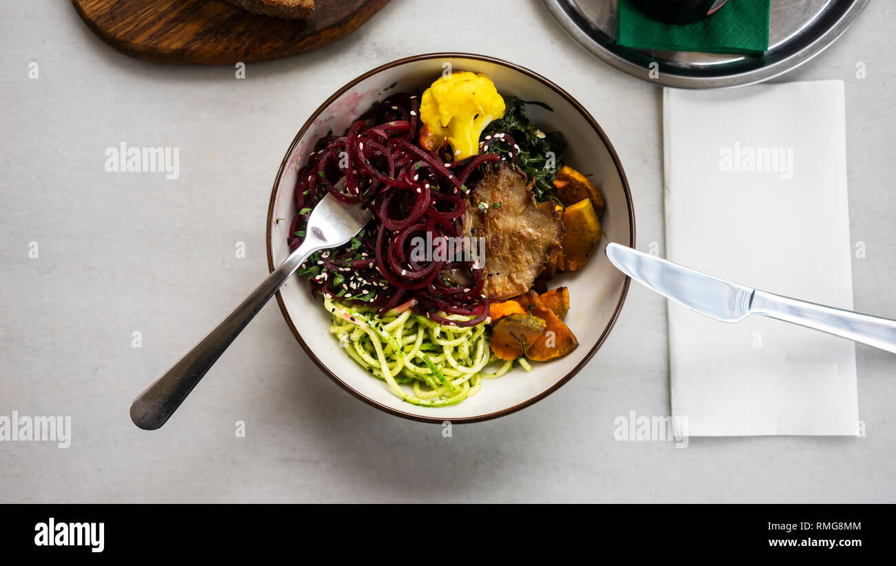 Salat auf den Tisch Stockfoto
