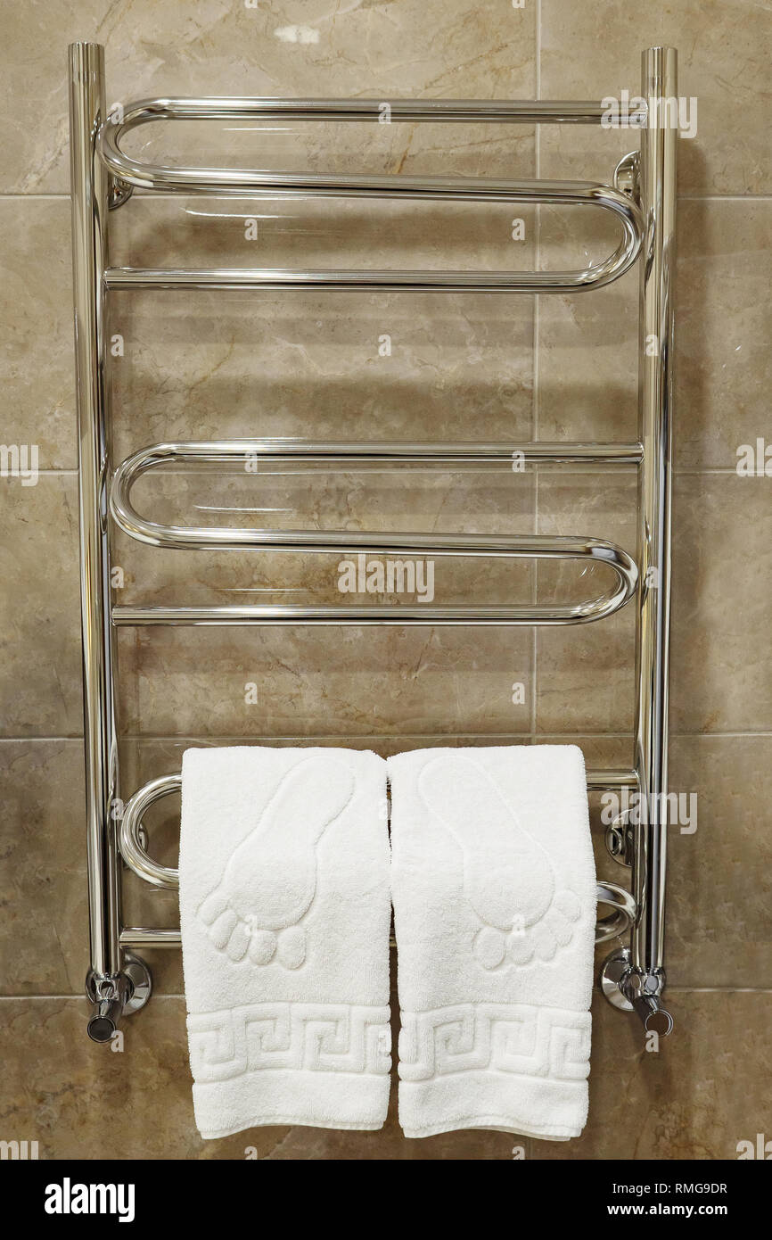 Modernen beheizten Handtuchhalter im Badezimmer Wand. Stockfoto
