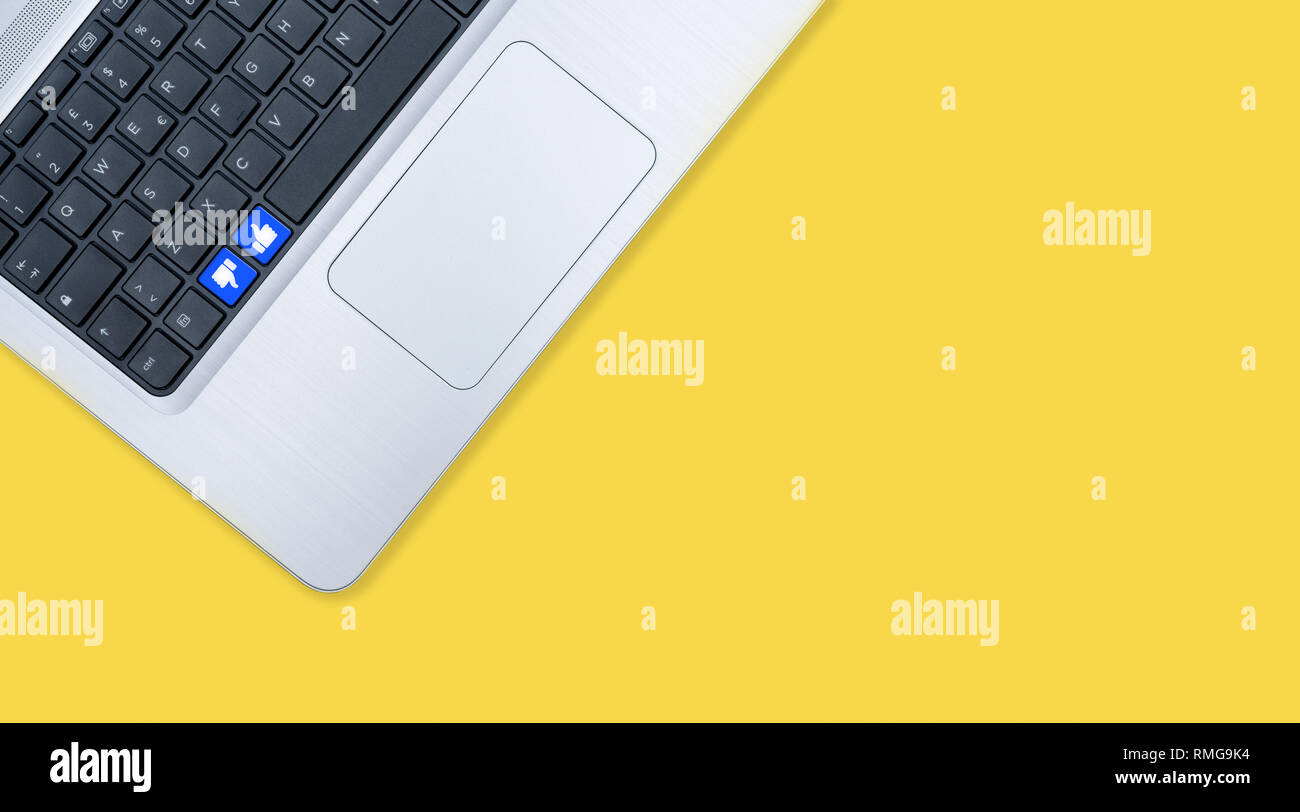 Moderne Notebook mit Blu wie im Gegensatz zu den Tasten auf gelbem Hintergrund Stockfoto