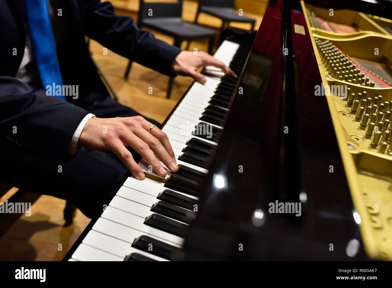 Professioneller Pianist, ein Stück auf einem Flügel. Stockfoto