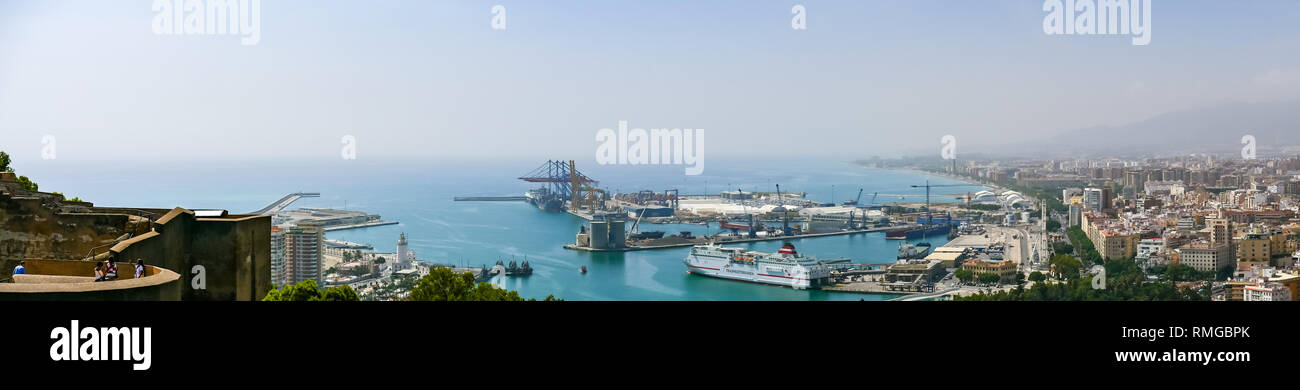 Panorama Malaga Hafen mit Fähre paseenger angedockt und Hafenkräne, Malaga, Andalusien, Spanien Stockfoto