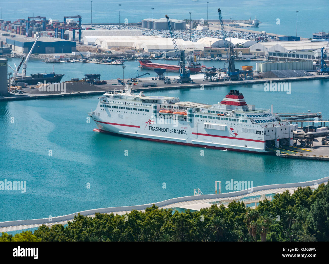 Malaga Hafen mit Fähre paseenger angedockt und Hafenkräne, Malaga, Andalusien, Spanien Stockfoto