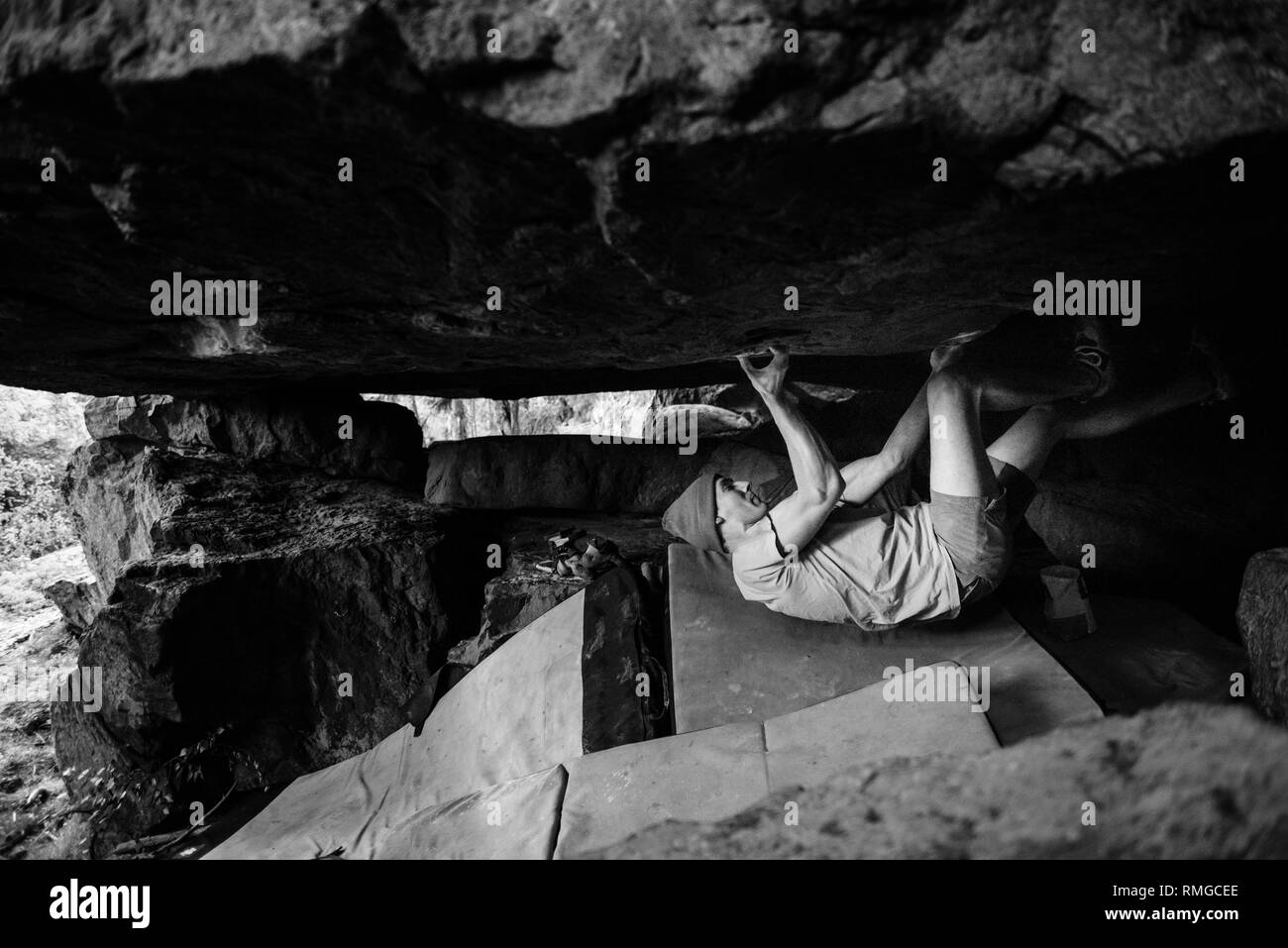 Klettern Mann. Klettern Sport Fitness Athlet auf wunderschönen Felsen. Aktiv gesund Sport Lifestyle Athlet außerhalb der Ausbildung. Stockfoto