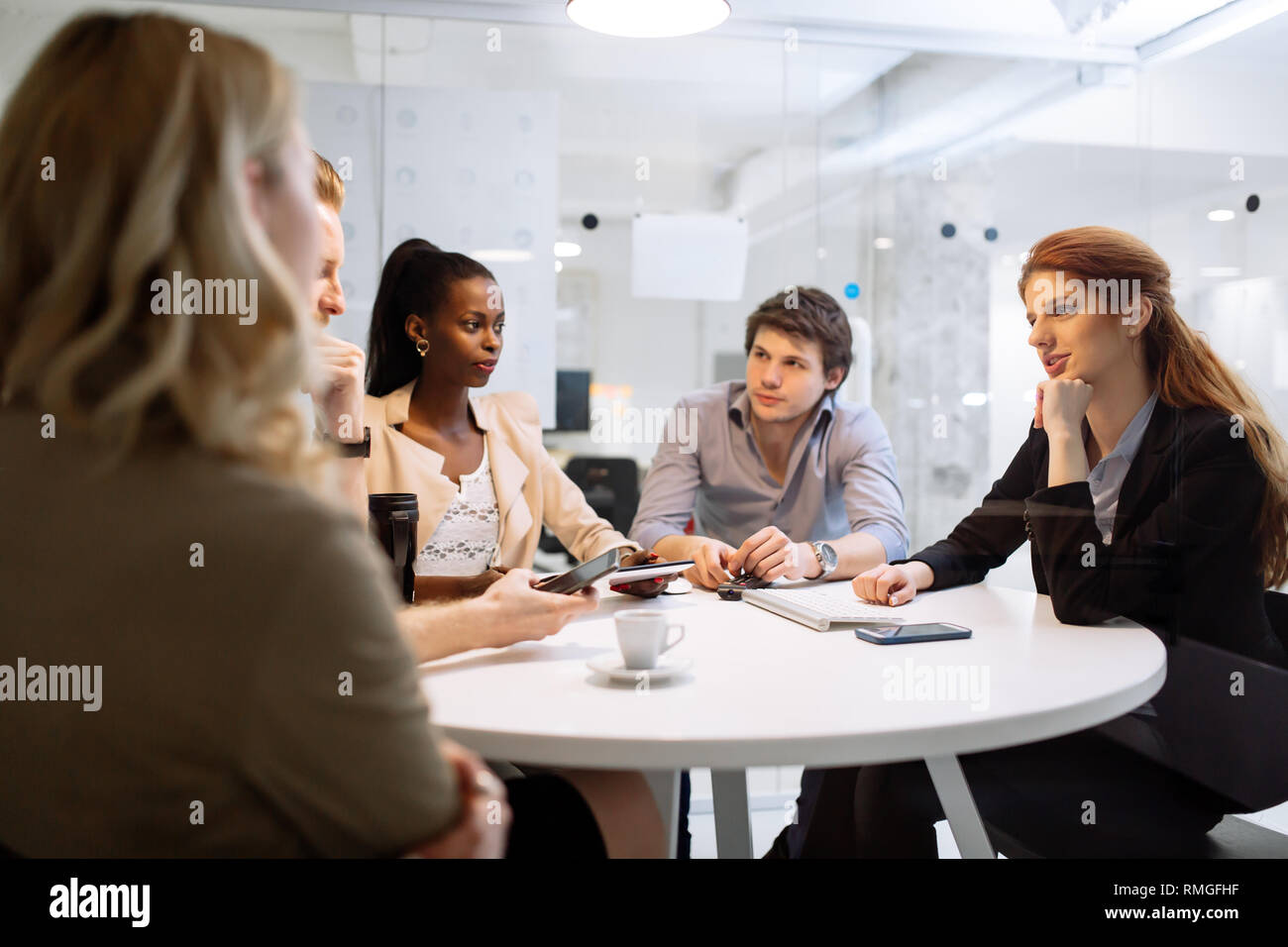 Geschäftsleute Vorstandssitzung im modernen Büro Stockfoto