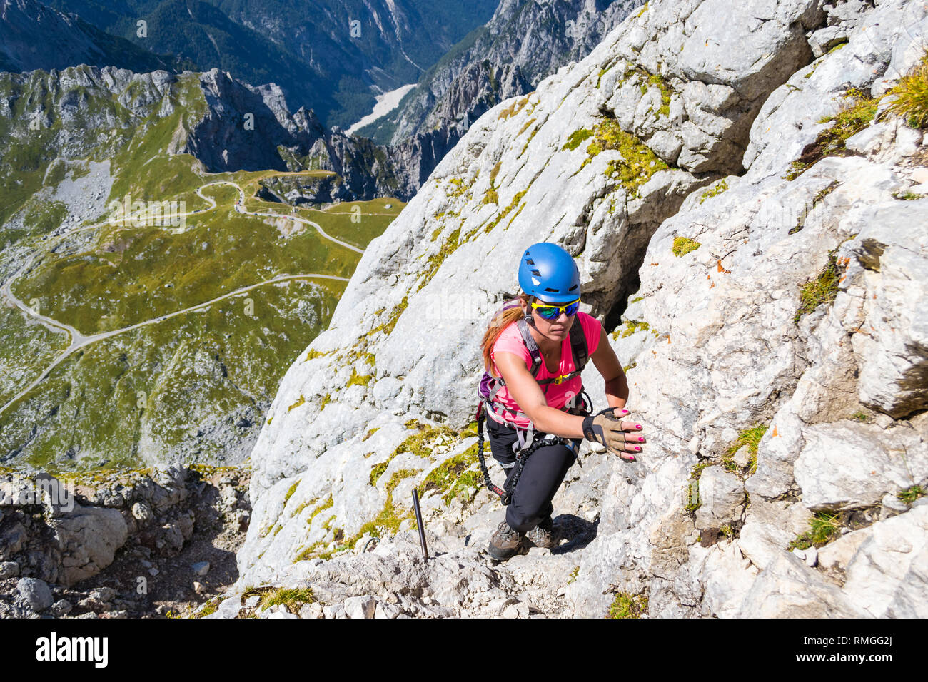 Frau Wanderer, die Kriechen, auf einer Route in Mangart (mangrt) Berg, nur oberhalb der Mangart Sattel/Mangart Pass in den Julischen Alpen, Slowenien Triglav Natio Stockfoto