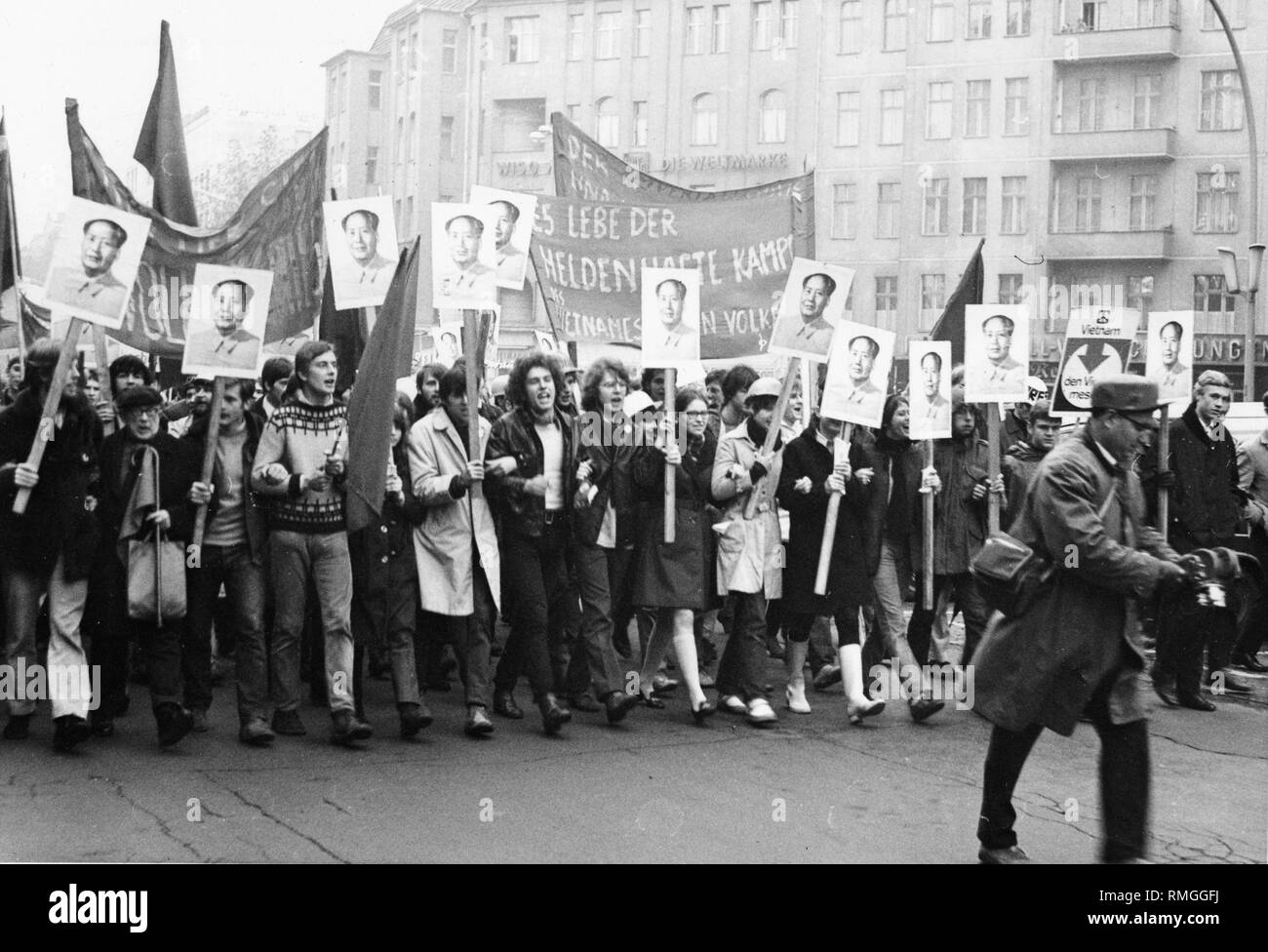 Mitglieder der Roten Garden in West-berlin demonstrieren gegen den Krieg in Vietnam mit dem Slogan 'Lang lebe der heroischen Kampf des vietnamesischen Volkes". Sie tragen die Portraits der chinesischen Parteichef Mao Zedong. Stockfoto