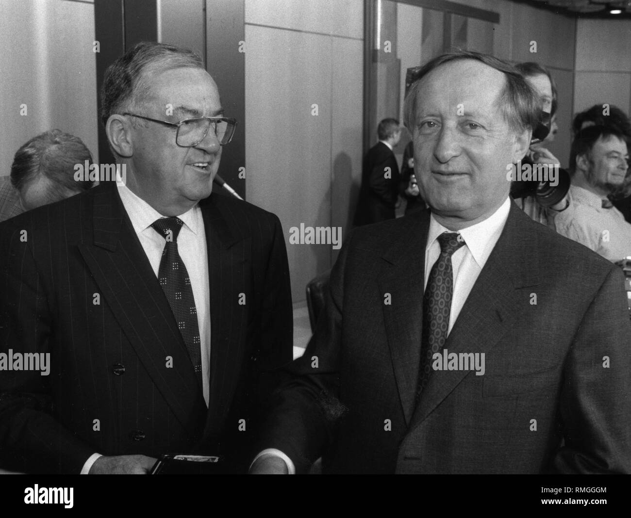 Bmw Chef Eberhard Von Kuenheim Rechts Und Prof Dr Ing Werner Niefer Vorstandsvorsitzender Der Mercedes Benz Ag Stockfotografie Alamy